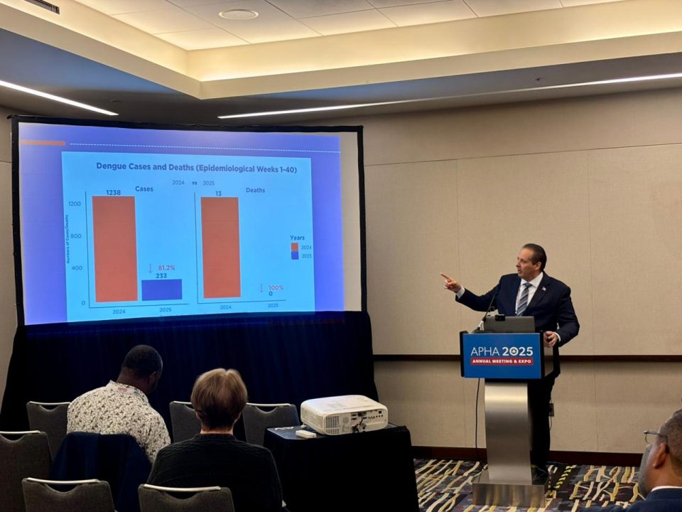  El Ministro de Salud Pública, Víctor Atallah, durante la Convención Anual de la Asociación Americana de Salud Pública (APHA) 2025, compartió la experiencia y los resultados de la implementación del Plan Nacional de Prevención, Control y Educación del dengue en República Dominicana que permitió reducir a cero las muertes a causa de esta enfermedad.