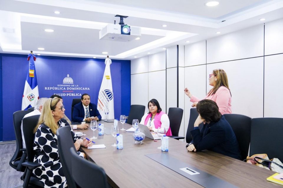 El Ministerio de Salud logró la aprobación del Fondo Especial para Programas Prioritarios de Salud Pública (FONSAP), mediante la Resolución No. 624-06 del Consejo Nacional de la Seguridad Social (CNSS), un paso decisivo para asegurar la sostenibilidad de los tratamientos de VIH, Tuberculosis y Hepatitis a través del Sistema Dominicano de Seguridad Social (CNSS).