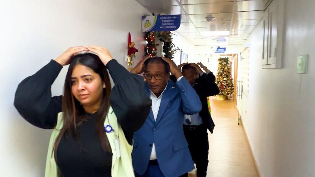 Con el sonido de las alarmas activadas, dio inicio el Simulacro Nacional de Evacuación por Terremoto correspondiente al año 2025 en el Instituto Dominicano de Prevención y Protección de Riesgos Laborales (IDOPPRIL). Se trata de una actividad realizada por quinta vez, bajo la coordinación del Centro de Operaciones de Emergencia (COE).