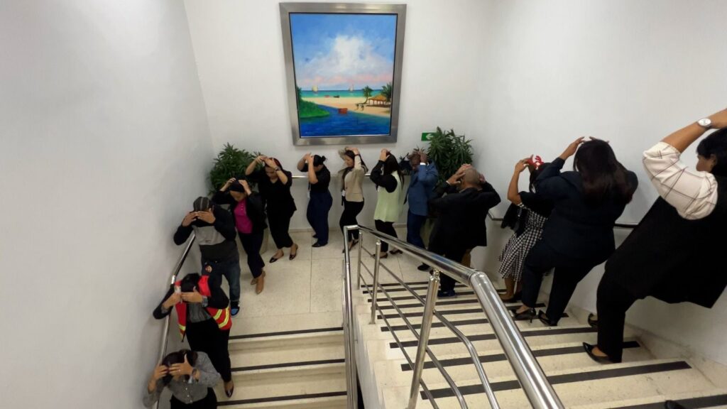 Con el sonido de las alarmas activadas, dio inicio el Simulacro Nacional de Evacuación por Terremoto correspondiente al año 2025 en el Instituto Dominicano de Prevención y Protección de Riesgos Laborales (IDOPPRIL). Se trata de una actividad realizada por quinta vez, bajo la coordinación del Centro de Operaciones de Emergencia (COE).