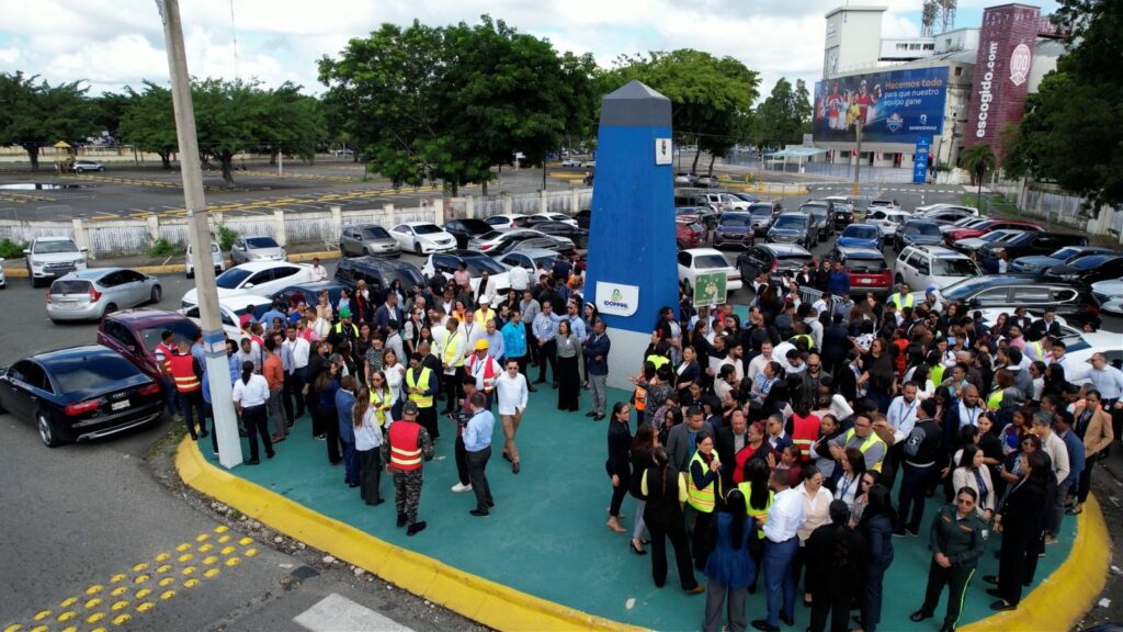 Con el sonido de las alarmas activadas, dio inicio el Simulacro Nacional de Evacuación por Terremoto correspondiente al año 2025 en el Instituto Dominicano de Prevención y Protección de Riesgos Laborales (IDOPPRIL). Se trata de una actividad realizada por quinta vez, bajo la coordinación del Centro de Operaciones de Emergencia (COE).