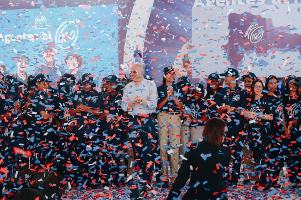 El Ministerio de Educación de la República Dominicana (MINERD) lanzó este martes Agentes al 100, un voluntariado juvenil impulsado por el ministro Luis Miguel De Camps, que busca fortalecer la educación en valores, la participación estudiantil y la formación de una nueva generación de jóvenes comprometidos con el país.