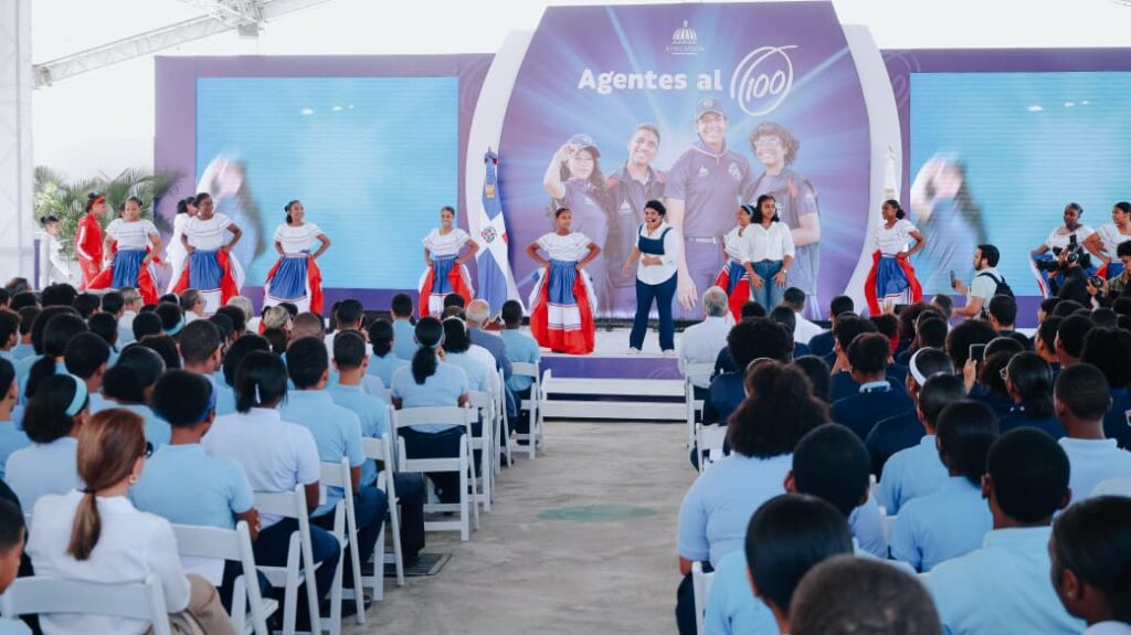 El Ministerio de Educación de la República Dominicana (MINERD) lanzó este martes Agentes al 100, un voluntariado juvenil impulsado por el ministro Luis Miguel De Camps, que busca fortalecer la educación en valores, la participación estudiantil y la formación de una nueva generación de jóvenes comprometidos con el país.