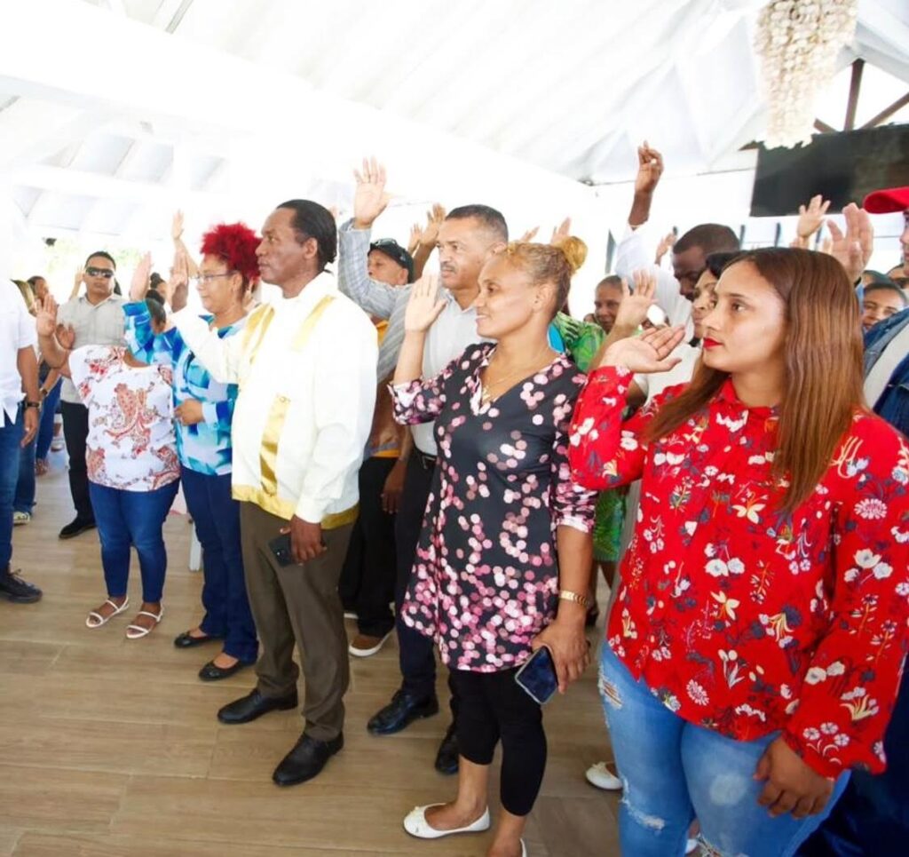 El empresario y dirigente del Partido Revolucionario Moderno (PRM), Lic. Fernando Paniagua (Nando), coordinador general de los movimientos de apoyo a Carolina Mejía, juramentó este Lunes a decenas de exmiembros de la Fuerza del Pueblo que pasan a formar parte del equipo municipal que respalda las aspiraciones presidenciales de la secretaria general del PRM.