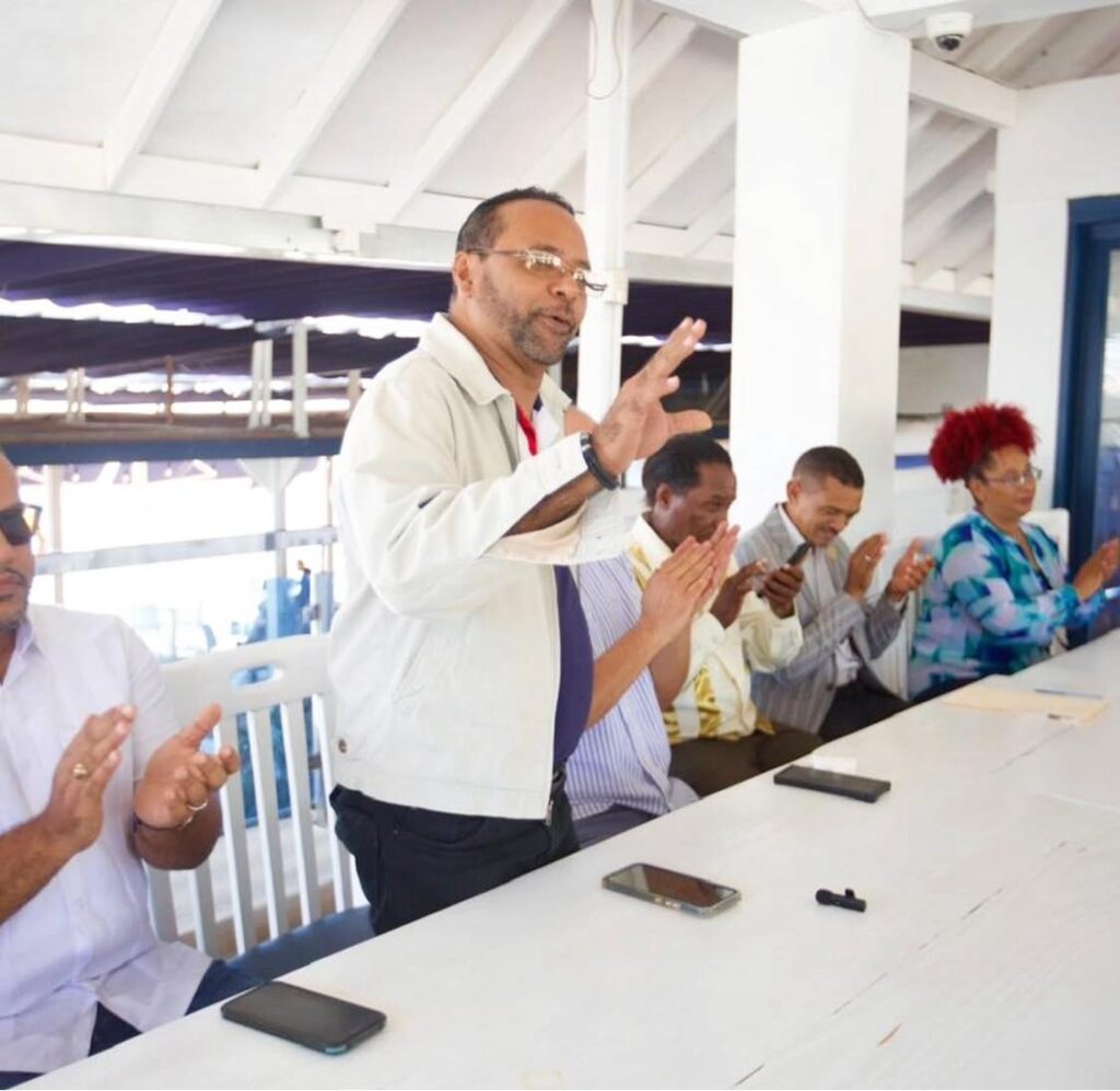 El empresario y dirigente del Partido Revolucionario Moderno (PRM), Lic. Fernando Paniagua (Nando), coordinador general de los movimientos de apoyo a Carolina Mejía, juramentó este Lunes a decenas de exmiembros de la Fuerza del Pueblo que pasan a formar parte del equipo municipal que respalda las aspiraciones presidenciales de la secretaria general del PRM.