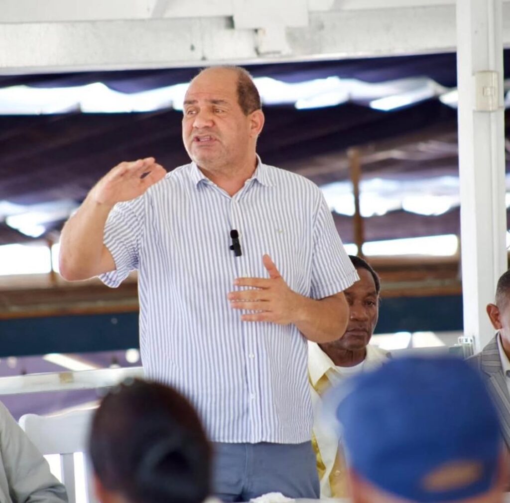 El empresario y dirigente del Partido Revolucionario Moderno (PRM), Lic. Fernando Paniagua (Nando), coordinador general de los movimientos de apoyo a Carolina Mejía, juramentó este Lunes a decenas de exmiembros de la Fuerza del Pueblo que pasan a formar parte del equipo municipal que respalda las aspiraciones presidenciales de la secretaria general del PRM.