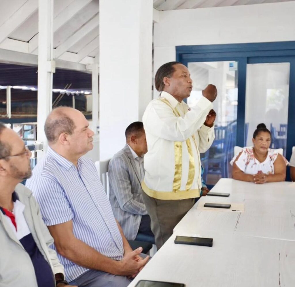 El empresario y dirigente del Partido Revolucionario Moderno (PRM), Lic. Fernando Paniagua (Nando), coordinador general de los movimientos de apoyo a Carolina Mejía, juramentó este Lunes a decenas de exmiembros de la Fuerza del Pueblo que pasan a formar parte del equipo municipal que respalda las aspiraciones presidenciales de la secretaria general del PRM.