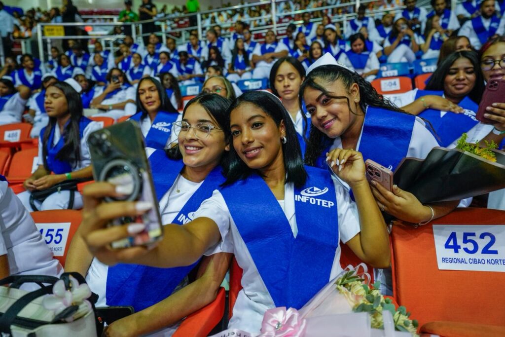  El Instituto Nacional de Formación Técnico Profesional (INFOTEP) celebró su gran Graduación Ordinaria Regional del Cibao 2025, donde mil 477 nuevos técnicos recibieron sus títulos en distintas áreas productivas.