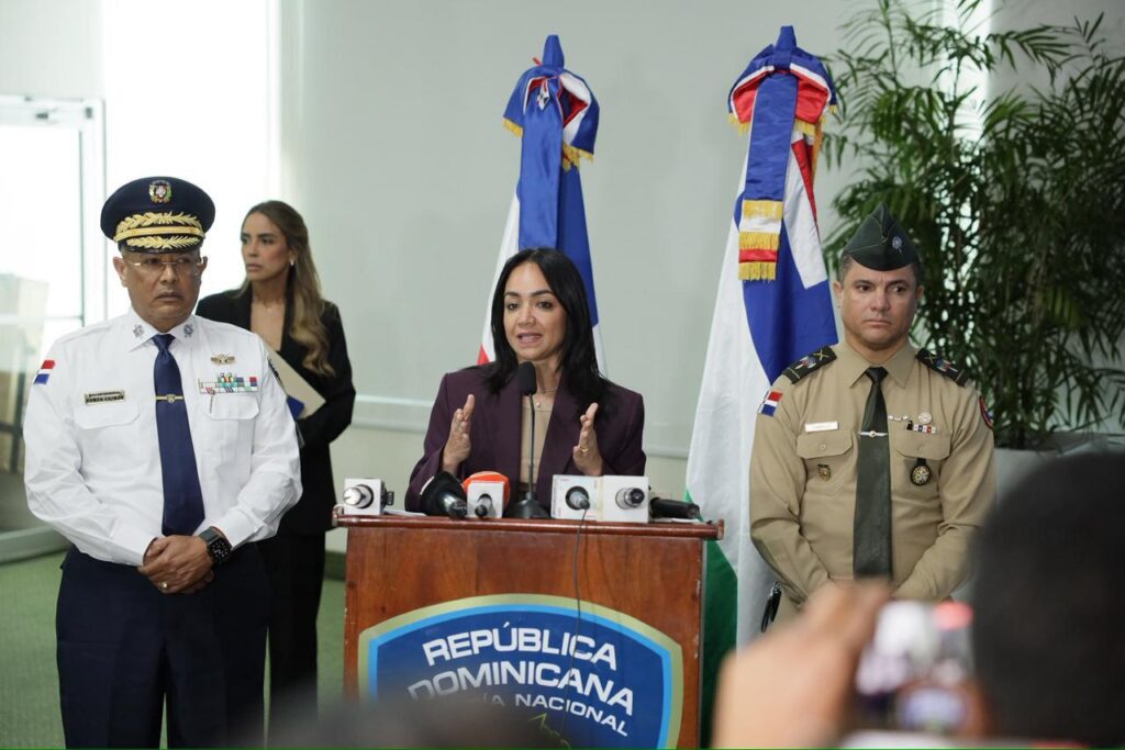 La provincia de Santiago de los Caballeros registra una reducción histórica en la tasa de homicidios, que se sitúa en 5.03 por cada 100 mil habitantes, como resultado de las acciones sostenidas de la Fuerza de Tarea Conjunta, el fortalecimiento del patrullaje y la incorporación de nuevos agentes graduados recientemente, en el marco de la Reforma Policial. Asimismo, se sumarán nuevos vehículos a las labores de patrullaje, con el propósito de continuar reforzando la seguridad ciudadana.