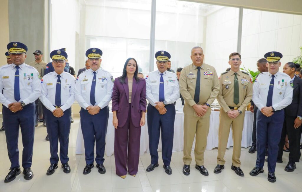 La provincia de Santiago de los Caballeros registra una reducción histórica en la tasa de homicidios, que se sitúa en 5.03 por cada 100 mil habitantes, como resultado de las acciones sostenidas de la Fuerza de Tarea Conjunta, el fortalecimiento del patrullaje y la incorporación de nuevos agentes graduados recientemente, en el marco de la Reforma Policial. Asimismo, se sumarán nuevos vehículos a las labores de patrullaje, con el propósito de continuar reforzando la seguridad ciudadana.