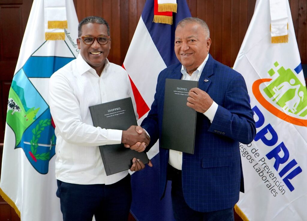  El Instituto Dominicano de Prevención y Protección de Riesgos Laborales (IDOPPRIL) y el Ayuntamiento Municipal de San Cristóbal firmaron un convenio para robustecer la asesoría y capacitación en materia de seguridad y salud ocupacional para los colaboradores del cabildo.