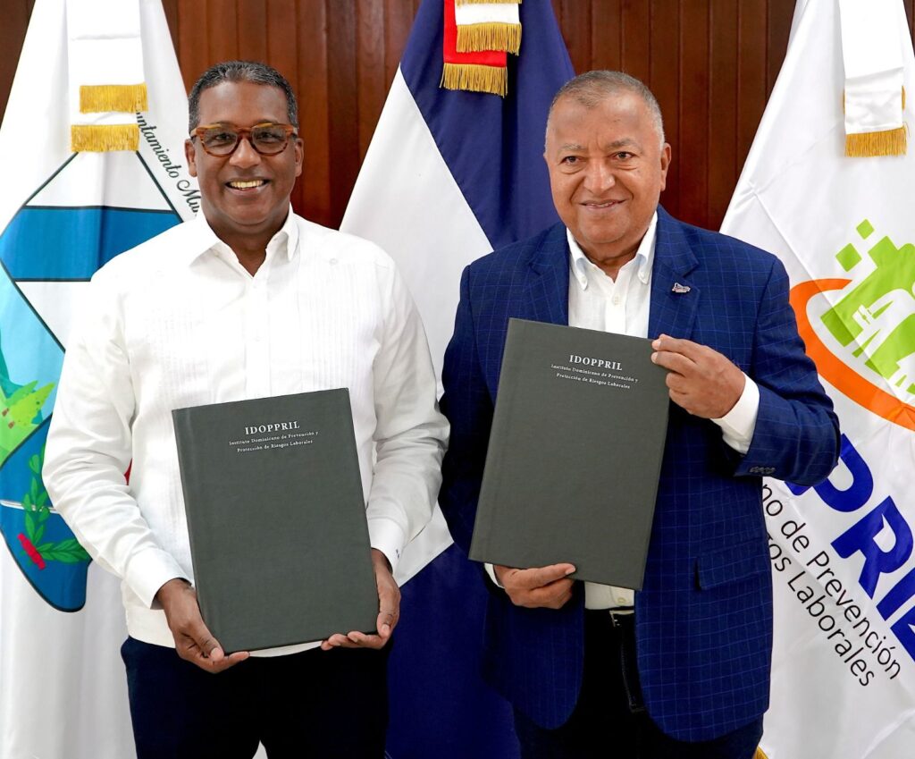  El Instituto Dominicano de Prevención y Protección de Riesgos Laborales (IDOPPRIL) y el Ayuntamiento Municipal de San Cristóbal firmaron un convenio para robustecer la asesoría y capacitación en materia de seguridad y salud ocupacional para los colaboradores del cabildo.