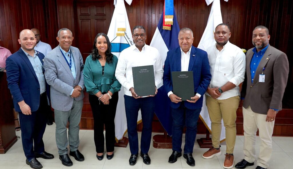  El Instituto Dominicano de Prevención y Protección de Riesgos Laborales (IDOPPRIL) y el Ayuntamiento Municipal de San Cristóbal firmaron un convenio para robustecer la asesoría y capacitación en materia de seguridad y salud ocupacional para los colaboradores del cabildo.