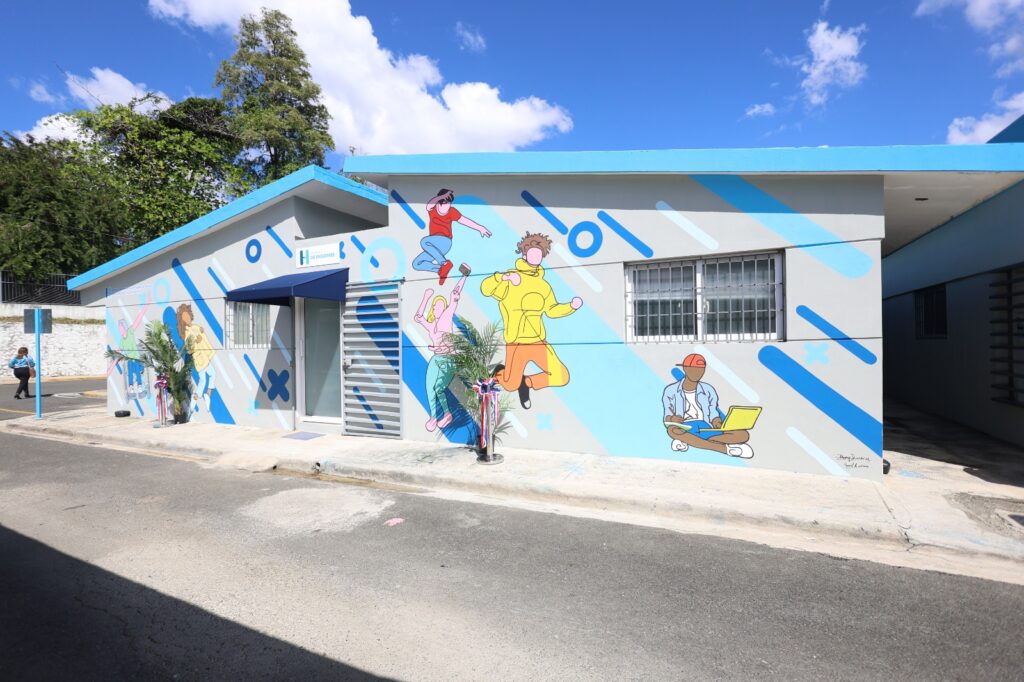 La viceministra de Emprendedurismo de la Presidencia (MAPRED), Scarlet Benzán, calificó como positiva la entrega de la remozada Unidad de Atención Integral para Adolescentes del Hospital de Engombe, inaugurada por el SNS y su director, Mario Lama.