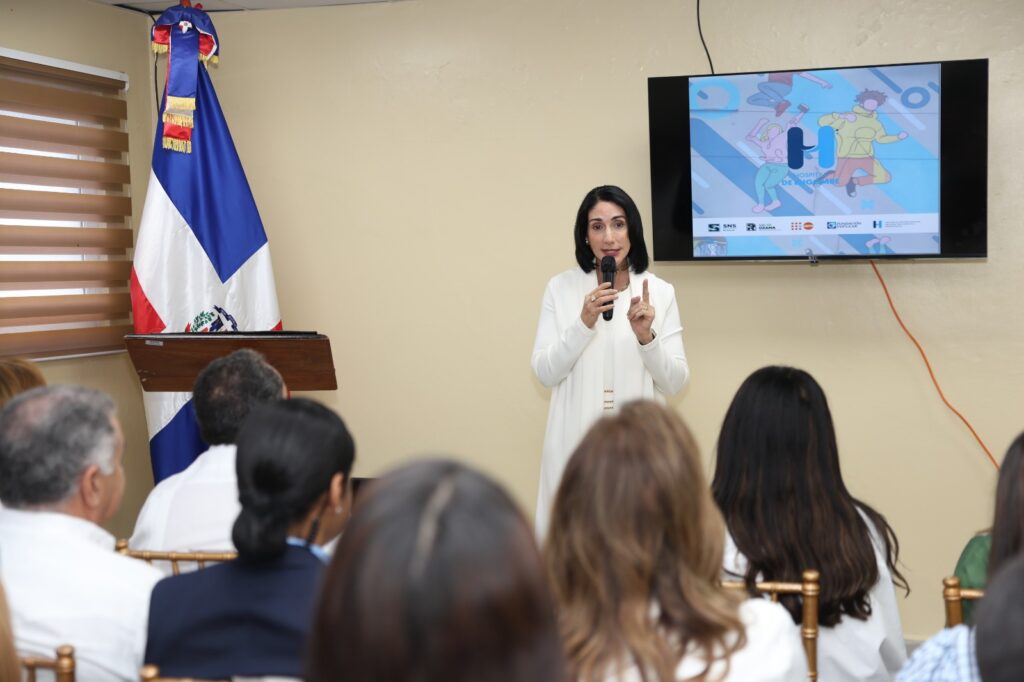 La viceministra de Emprendedurismo de la Presidencia (MAPRED), Scarlet Benzán, calificó como positiva la entrega de la remozada Unidad de Atención Integral para Adolescentes del Hospital de Engombe, inaugurada por el SNS y su director, Mario Lama.