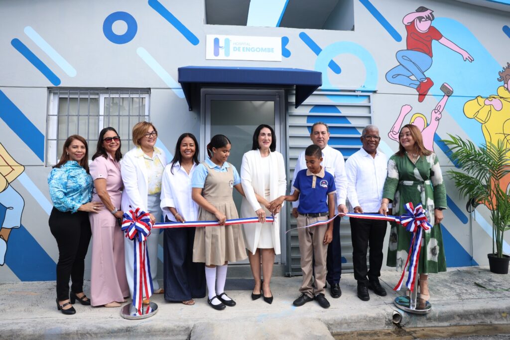 La viceministra de Emprendedurismo de la Presidencia (MAPRED), Scarlet Benzán, calificó como positiva la entrega de la remozada Unidad de Atención Integral para Adolescentes del Hospital de Engombe, inaugurada por el SNS y su director, Mario Lama.