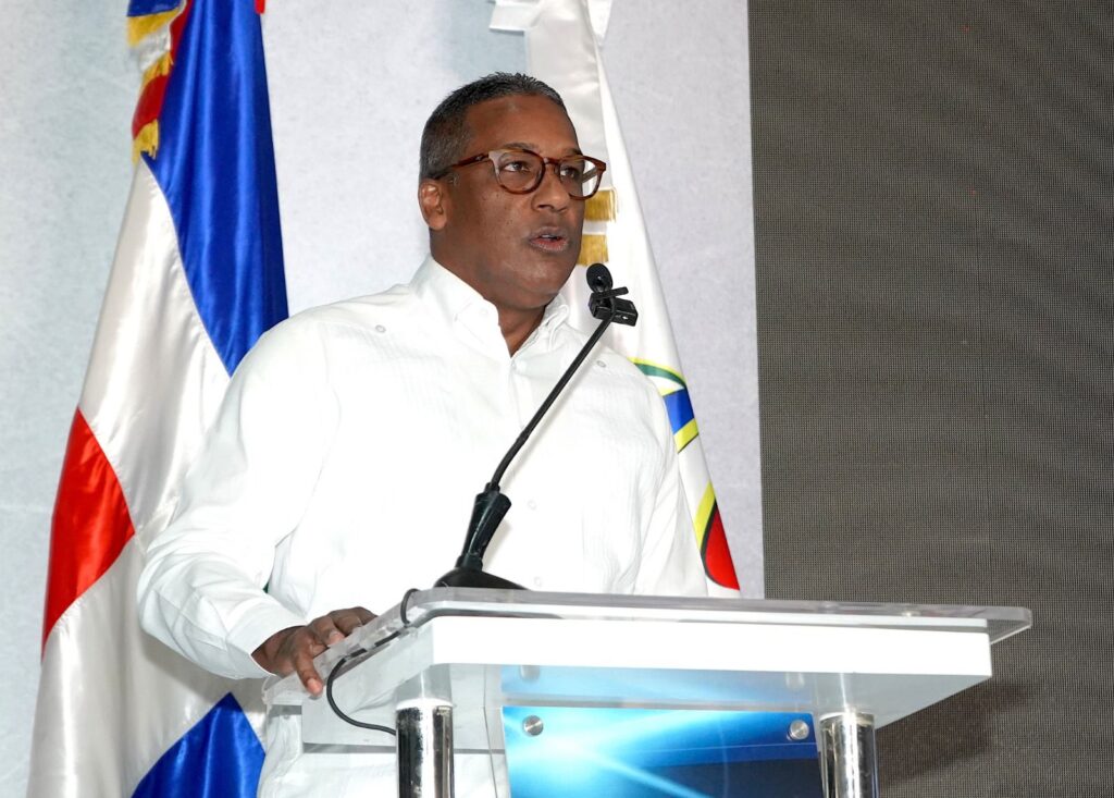 Con el objetivo de elevar los niveles de seguridad y capacitación en los gobiernos locales, el Instituto Dominicano de Prevención y Protección de Riesgos Laborales (IDOPPRIL), la Liga Municipal Dominicana (LMD) y el Centro Internacional de Formación de Autoridades y Líderes – República Dominicana (CIFAL-RD) firmaron un convenio de cooperación técnica que impactará directamente a miles de trabajadores municipales en todo el país.