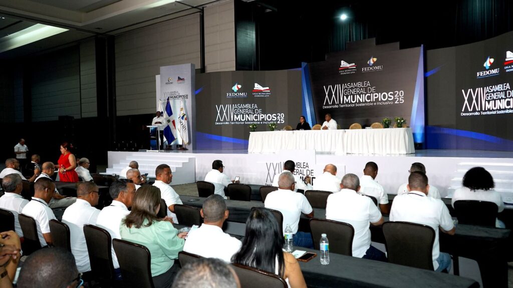 Con el objetivo de elevar los niveles de seguridad y capacitación en los gobiernos locales, el Instituto Dominicano de Prevención y Protección de Riesgos Laborales (IDOPPRIL), la Liga Municipal Dominicana (LMD) y el Centro Internacional de Formación de Autoridades y Líderes – República Dominicana (CIFAL-RD) firmaron un convenio de cooperación técnica que impactará directamente a miles de trabajadores municipales en todo el país.