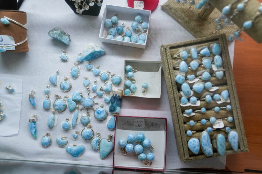 En ocasión del Día Nacional del Larimar, que se celebra cada 22 de noviembre según la Ley No. 17-18, el Instituto Nacional de Formación Técnico Profesional (INFOTEP) destaca su rol fundamental en la formación de mano de obra altamente calificada para la transformación de esta piedra semipreciosa, única en el mundo y exclusiva de la República Dominicana.