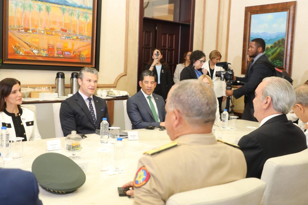  El presidente Luis Abinader recibe en estos momentos al secretario de Defensa de los Estados Unidos, Pete Hegseth, en una reunión destinada a fortalecer la cooperación bilateral en la lucha contra el narcotráfico y ampliar las acciones conjuntas de seguridad regional.