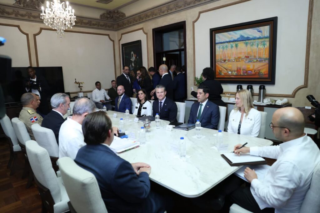  El presidente Luis Abinader recibe en estos momentos al secretario de Defensa de los Estados Unidos, Pete Hegseth, en una reunión destinada a fortalecer la cooperación bilateral en la lucha contra el narcotráfico y ampliar las acciones conjuntas de seguridad regional.