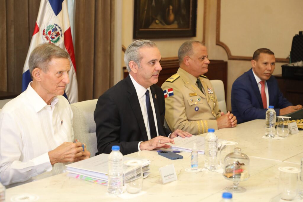  El presidente Luis Abinader recibe en estos momentos al secretario de Defensa de los Estados Unidos, Pete Hegseth, en una reunión destinada a fortalecer la cooperación bilateral en la lucha contra el narcotráfico y ampliar las acciones conjuntas de seguridad regional.