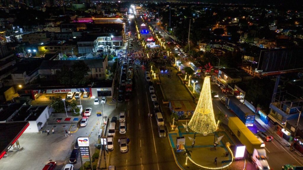 La Brisita Navideña llegó por todo lo alto a este municipio con el encendido oficial del Parque de las Luces, acto que fue encabezado por el director de los Proyectos Estratégicos y Especiales de la Presidencia (Propeep) Robert Polanco, junto al alcalde Dio Astacio, quienes dejaron iniciada este lunes en la noche La Brisita Navideña en la demarcación.
