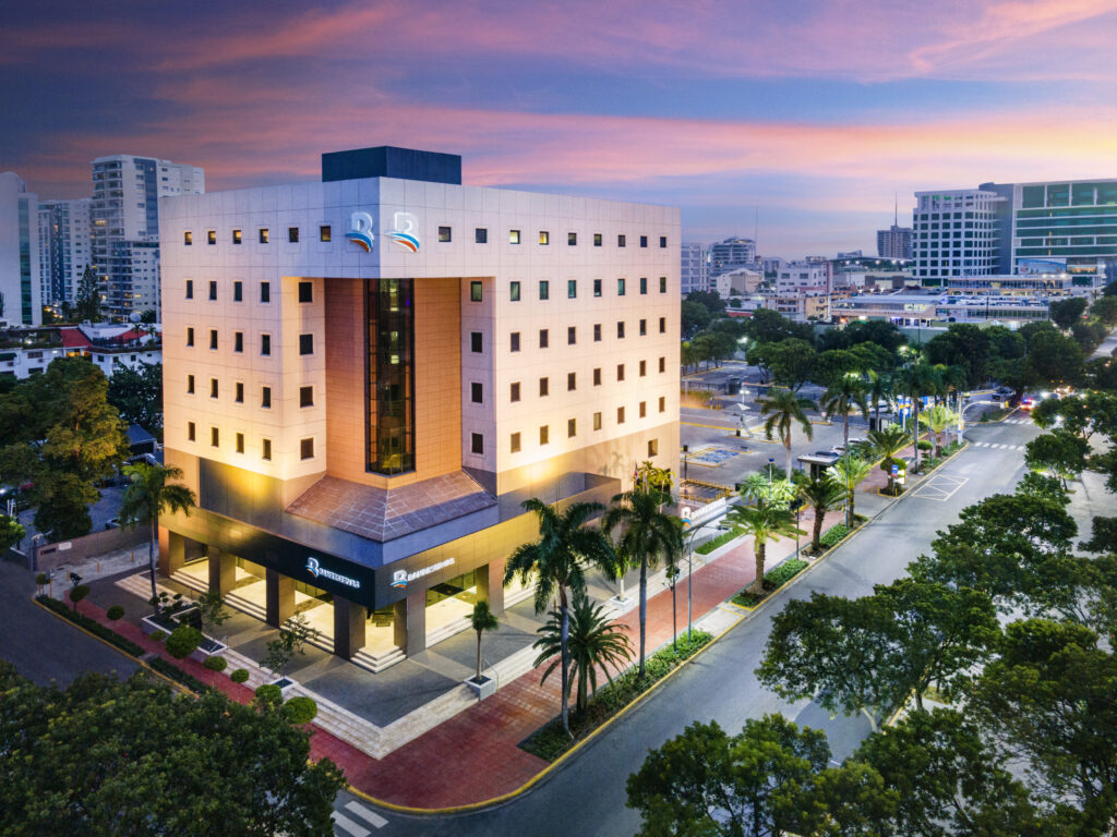 El Banco de Reservas de la República Dominicana reiteró
su fortaleza, estabilidad y solidez financiera, en respuesta a comentarios y
opiniones que han circulado recientemente en distintos espacios públicos.
La entidad informó que, al cierre de noviembre de 2025, presenta
indicadores financieros robustos, resultado de una gestión prudente del
riesgo, adecuados niveles de liquidez y capitalización, así como una evolución
sostenida de sus resultados operativos, en estricto cumplimiento de la Ley
Monetaria y Financiera y de la normativa vigente del sistema financiero
nacional.