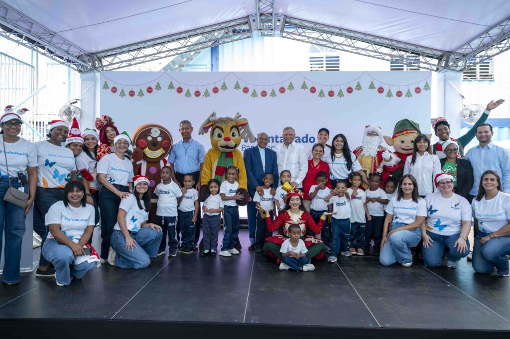 El Voluntariado Banreservas llevó alegría a decenas de niños
de la Escuela Movearte, en el Dique del río Ozama, durante su tradicional Fiesta
de Navidad, actividad que se realizó de manera simultánea con un operativo
masivo del programa ambiental “Vida para el Ozama”.