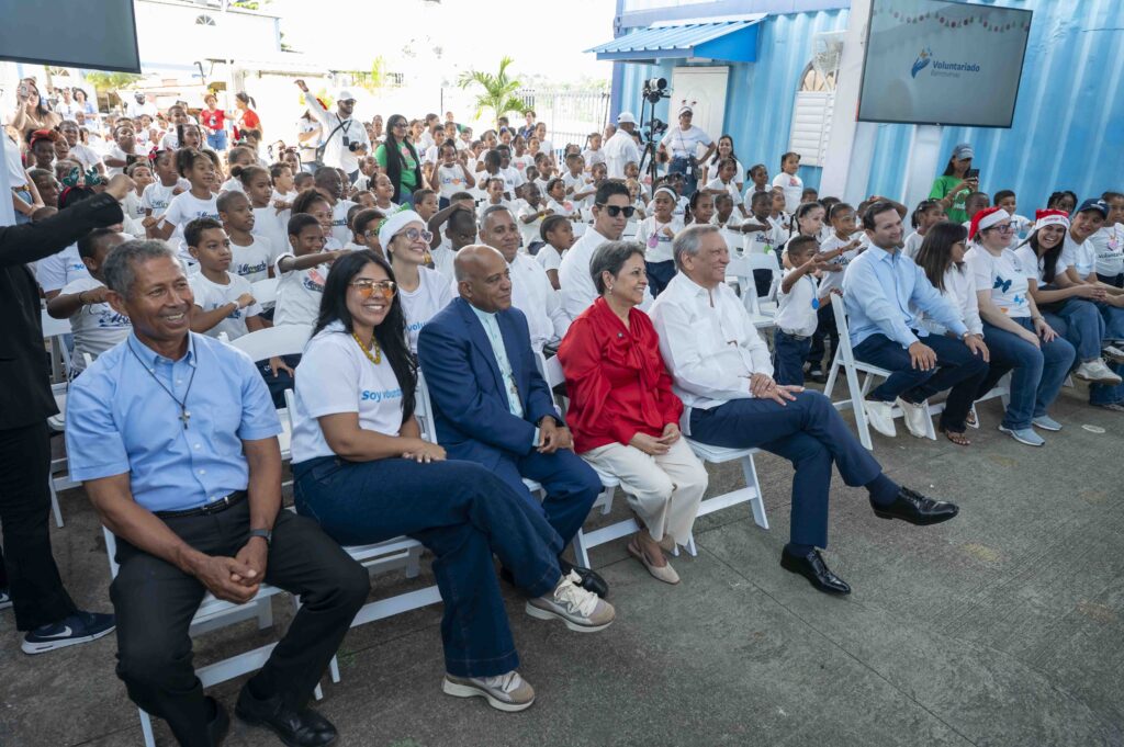 El Voluntariado Banreservas llevó alegría a decenas de niños
de la Escuela Movearte, en el Dique del río Ozama, durante su tradicional Fiesta
de Navidad, actividad que se realizó de manera simultánea con un operativo
masivo del programa ambiental “Vida para el Ozama”.