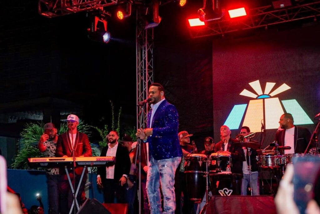 La Brisita Navideña llegó por todo lo alto a este municipio con el encendido oficial del Parque de las Luces, acto que fue encabezado por el director de los Proyectos Estratégicos y Especiales de la Presidencia (Propeep) Robert Polanco, junto al alcalde Dio Astacio, quienes dejaron iniciada este lunes en la noche La Brisita Navideña en la demarcación.