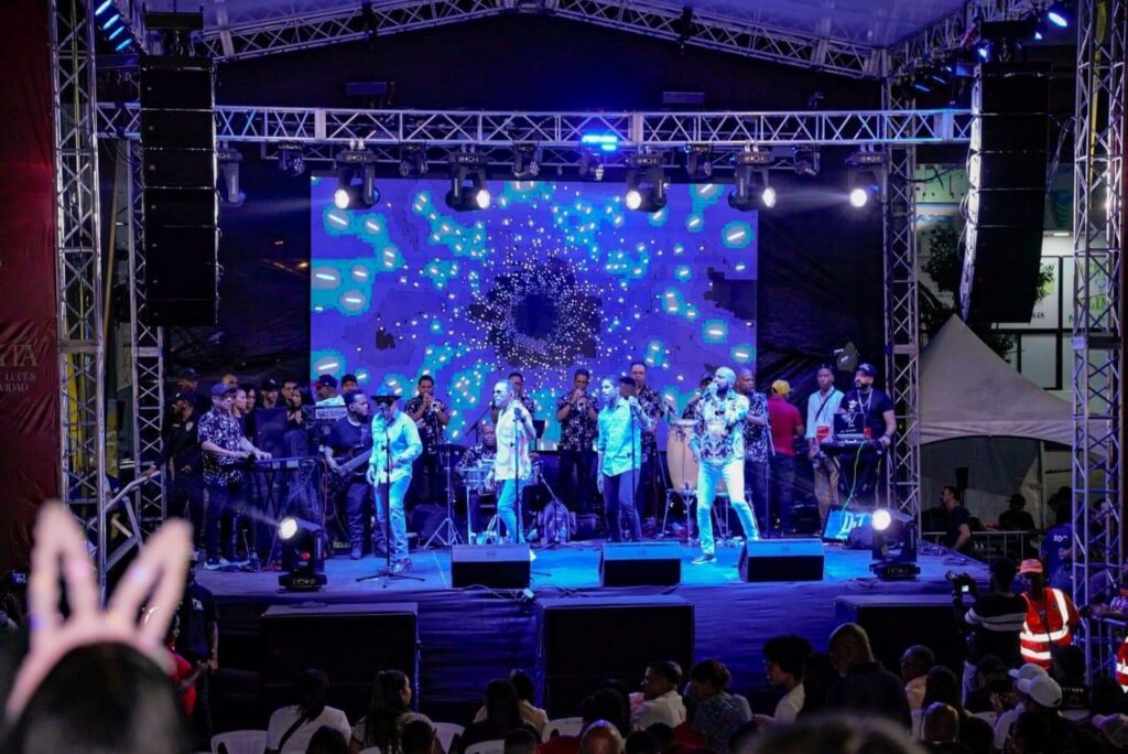 La Brisita Navideña llegó por todo lo alto a este municipio con el encendido oficial del Parque de las Luces, acto que fue encabezado por el director de los Proyectos Estratégicos y Especiales de la Presidencia (Propeep) Robert Polanco, junto al alcalde Dio Astacio, quienes dejaron iniciada este lunes en la noche La Brisita Navideña en la demarcación.