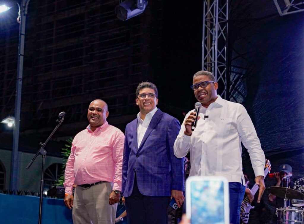 La Brisita Navideña llegó por todo lo alto a este municipio con el encendido oficial del Parque de las Luces, acto que fue encabezado por el director de los Proyectos Estratégicos y Especiales de la Presidencia (Propeep) Robert Polanco, junto al alcalde Dio Astacio, quienes dejaron iniciada este lunes en la noche La Brisita Navideña en la demarcación.