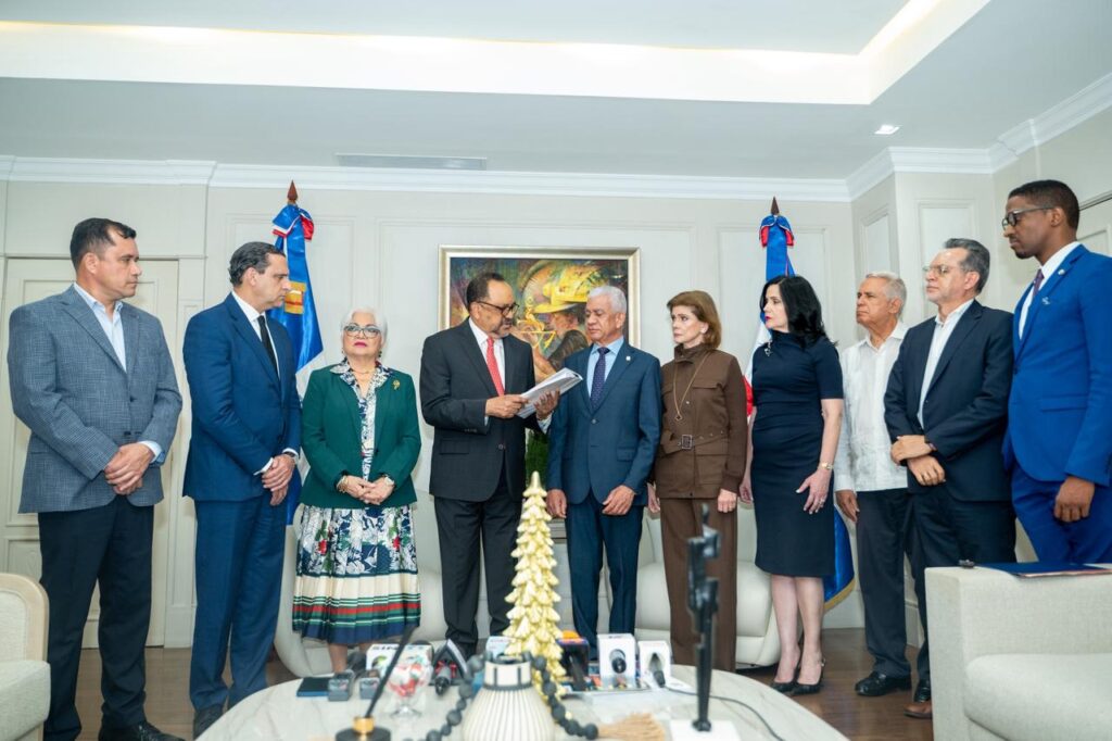 El Senado de la República recibió del Poder Ejecutivo la tarde de este lunes el Anteproyecto de Ley Orgánica de la Policía Nacional, que busca regular la organización y funcionamiento de la uniformada, mediante la creación de un régimen especial de carrera dotado de una estructura orgánica moderna.