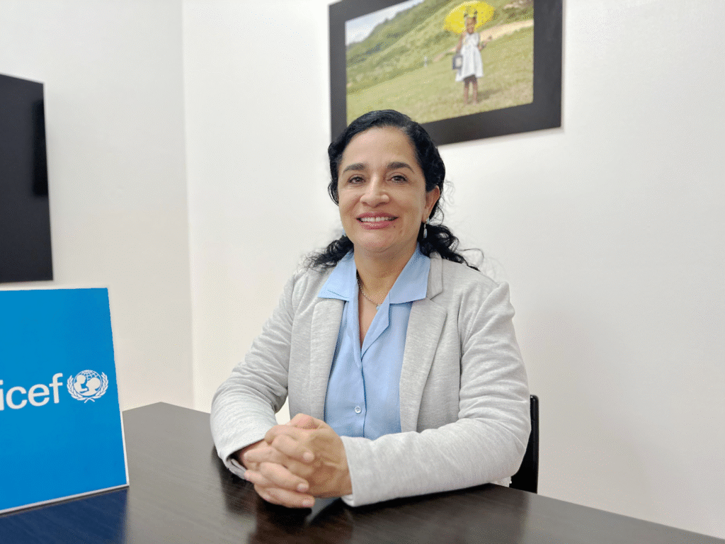 En el contexto del Día Mundial del Sida, conmemorado cada 1 de diciembre, el Fondo de las Naciones Unidas para la Infancia (UNICEF) presenta hallazgos clave de la Encuesta de Indicadores Múltiples por Conglomerados (ENHOGAR-MICS 2019), realizada en conjunto con la Oficina Nacional de Estadística (ONE). El informe refleja avances importantes en el conocimiento sobre el VIH, así como brechas persistentes en la prevención y las actitudes sociales.