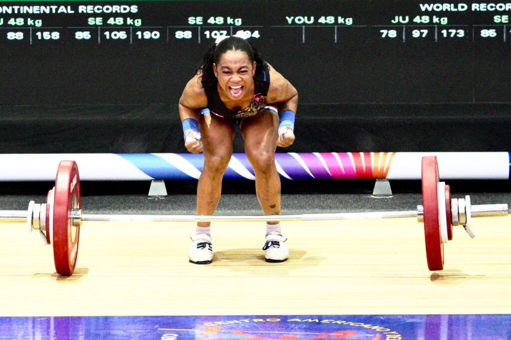 La dominicana Dahiana Ortiz otorgó al país tres medallas de oro en el inicio del Campeonato Centroamericano y del Caribe de Levantamiento de Halterofilia, que inició este lunes en el pabellón José Joaquín Puello, del Parque del Este.