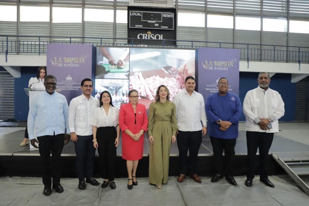 En un acto encabezado por la titular de la Dirección de Desarrollo Social Supérate, Gloria Reyes, el Gobierno entregó hoy, vía transferencia electrónica, el Bono Navideño a 1,453,907 personas beneficiarias del subsidio Aliméntate. Cada hogar recibió RD$1,500.00 adicionales a los RD$1,650 que reciben mensualmente, para un desembolso total de RD$2,180,860,500.