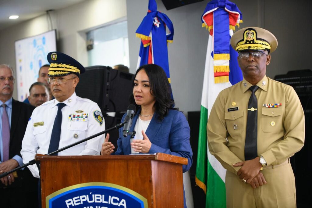La ministra de Interior y Policía, Faride Raful, informó este lunes sobre las acciones especiales de acompañamiento, orientación y prevención que se desarrollan en todo el territorio nacional con motivo de las festividades de fin de año, con el objetivo de garantizar que la ciudadanía pueda celebrar en un ambiente de tranquilidad, convivencia y respeto.