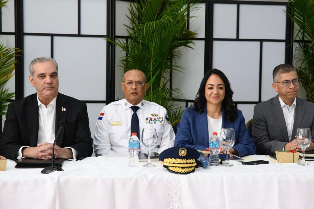 La ministra de Interior y Policía, Faride Raful, informó este lunes sobre las acciones especiales de acompañamiento, orientación y prevención que se desarrollan en todo el territorio nacional con motivo de las festividades de fin de año, con el objetivo de garantizar que la ciudadanía pueda celebrar en un ambiente de tranquilidad, convivencia y respeto.