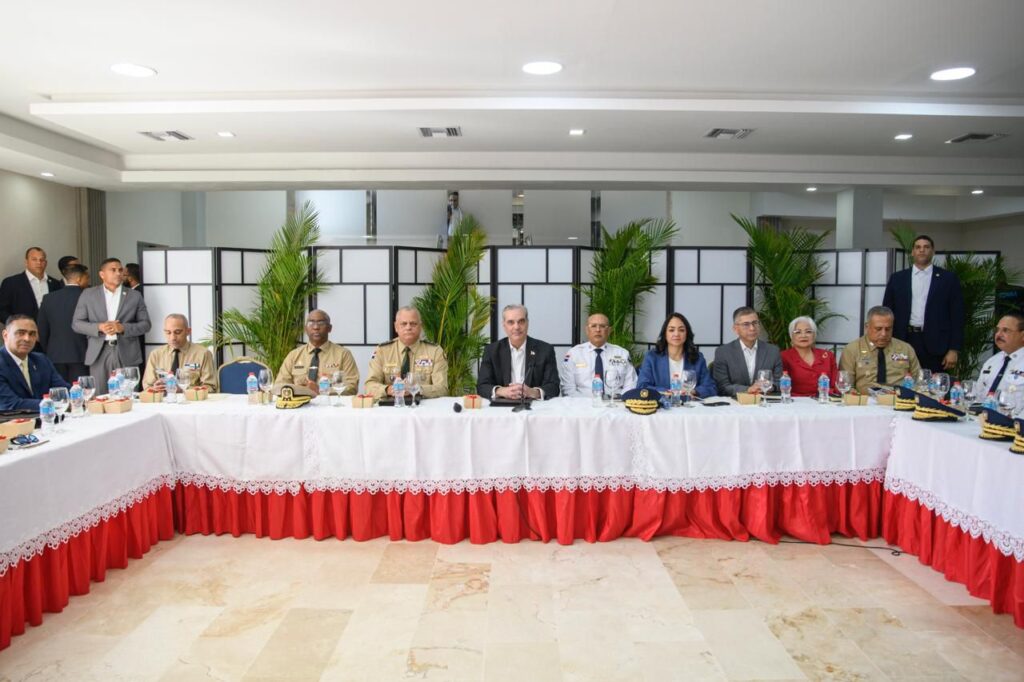 La ministra de Interior y Policía, Faride Raful, informó este lunes sobre las acciones especiales de acompañamiento, orientación y prevención que se desarrollan en todo el territorio nacional con motivo de las festividades de fin de año, con el objetivo de garantizar que la ciudadanía pueda celebrar en un ambiente de tranquilidad, convivencia y respeto.