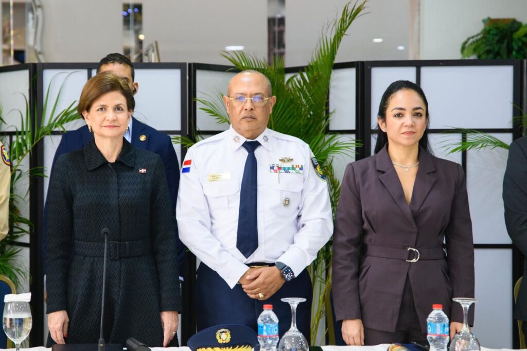 El Gobierno dominicano, a través del Ministerio de Interior y Policía, reiteró en la fuerza de Tarea la amplia presencia policial en las calles con 27,000 agentes en el marco del Operativo “Navidad con Garantía de Paz 2.0” e hizo un llamado a la población a utilizar las plataformas digitales de la policía nacional y las demás instituciones del orden público.