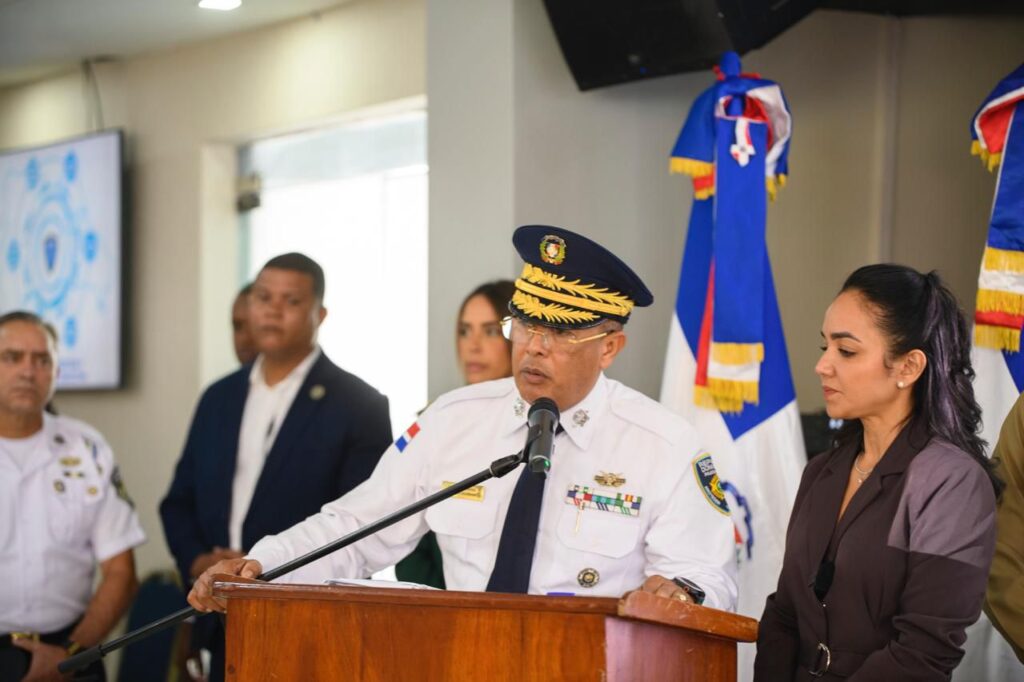 El Gobierno dominicano, a través del Ministerio de Interior y Policía, reiteró en la fuerza de Tarea la amplia presencia policial en las calles con 27,000 agentes en el marco del Operativo “Navidad con Garantía de Paz 2.0” e hizo un llamado a la población a utilizar las plataformas digitales de la policía nacional y las demás instituciones del orden público.
