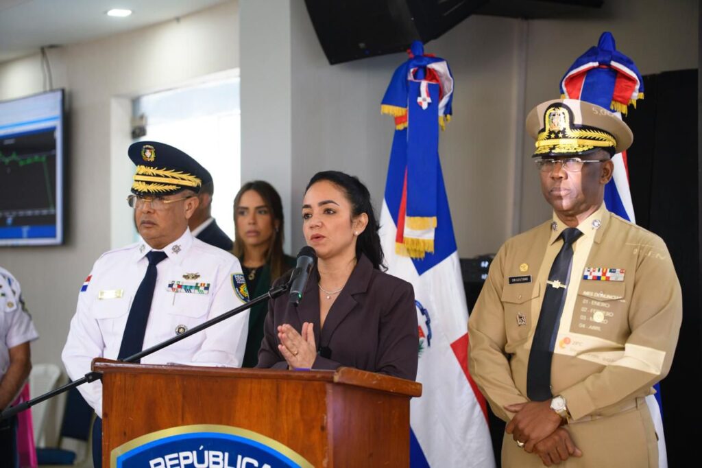 El Gobierno dominicano, a través del Ministerio de Interior y Policía, reiteró en la fuerza de Tarea la amplia presencia policial en las calles con 27,000 agentes en el marco del Operativo “Navidad con Garantía de Paz 2.0” e hizo un llamado a la población a utilizar las plataformas digitales de la policía nacional y las demás instituciones del orden público.