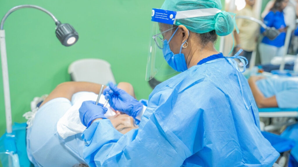 El Instituto Nacional de Bienestar Estudiantil (INABIE) benefició a más de 620 estudiantes de centros de estudios de esta provincia con atenciones odontológicas durante una jornada de salud bucal, como parte de la Ruta del Bienestar y de su compromiso de contribuir con la mejoría de la calidad de vida de los alumnos de sistema público de educación y sus familias. 