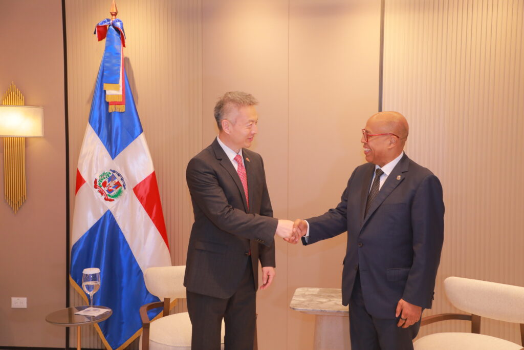  El gobierno de la República Popular China realizó una donación de equipos electrónicos a la Cámara de Diputados de la República Dominicana, con el objetivo de contribuir al fortalecimiento institucional y garantizar que el país se mantenga a la vanguardia tecnológica en sus procesos legislativos.