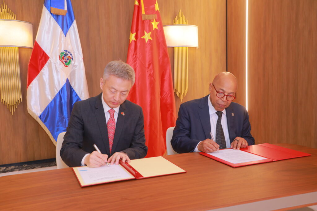  El gobierno de la República Popular China realizó una donación de equipos electrónicos a la Cámara de Diputados de la República Dominicana, con el objetivo de contribuir al fortalecimiento institucional y garantizar que el país se mantenga a la vanguardia tecnológica en sus procesos legislativos.
