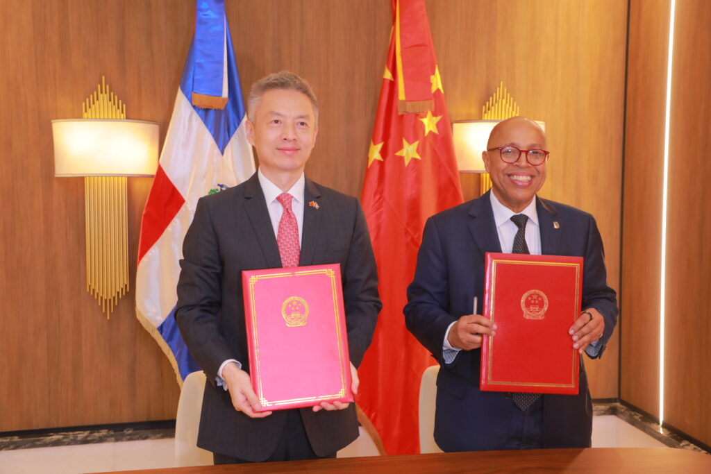  El gobierno de la República Popular China realizó una donación de equipos electrónicos a la Cámara de Diputados de la República Dominicana, con el objetivo de contribuir al fortalecimiento institucional y garantizar que el país se mantenga a la vanguardia tecnológica en sus procesos legislativos.