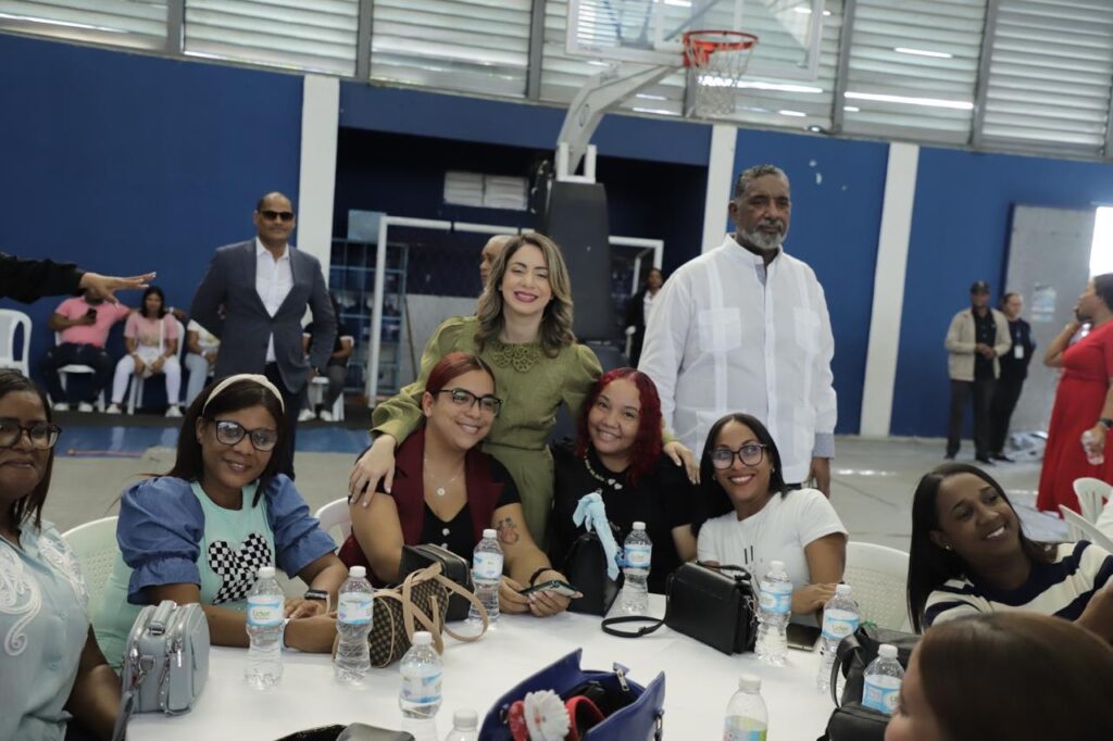 En un acto encabezado por la titular de la Dirección de Desarrollo Social Supérate, Gloria Reyes, el Gobierno entregó hoy, vía transferencia electrónica, el Bono Navideño a 1,453,907 personas beneficiarias del subsidio Aliméntate. Cada hogar recibió RD$1,500.00 adicionales a los RD$1,650 que reciben mensualmente, para un desembolso total de RD$2,180,860,500.