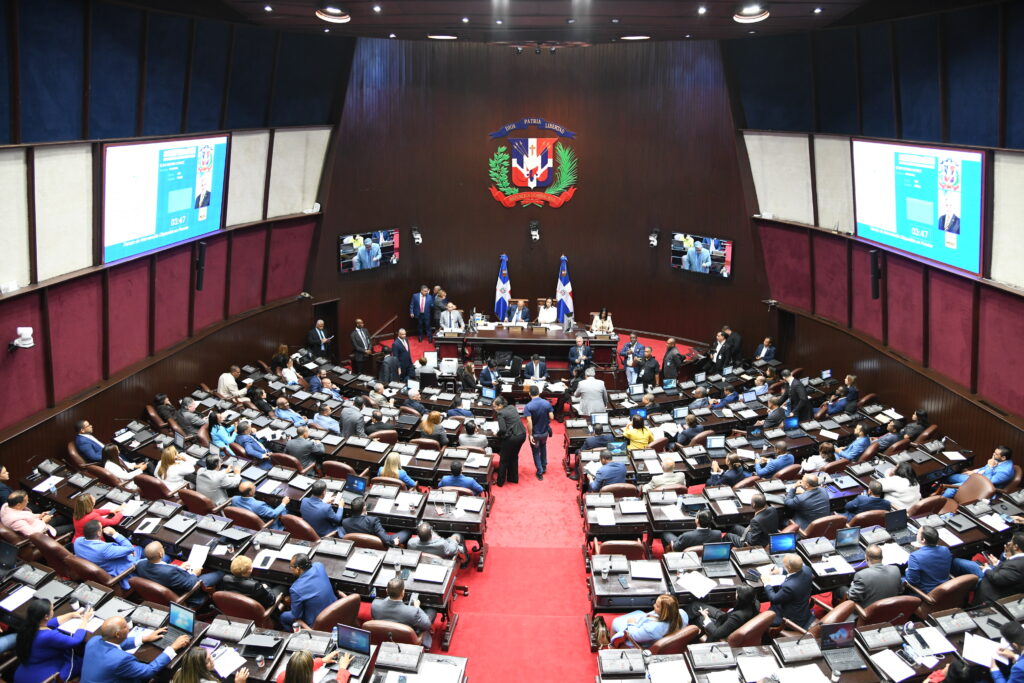  La Cámara de Diputados aprobó este miércoles, en segunda discusión, el proyecto de ley orgánica que instituye el Código Procesal Penal de la República Dominicana.
La Pieza legislativa fue aprobada con 111 votos a favor y 3 en contra.