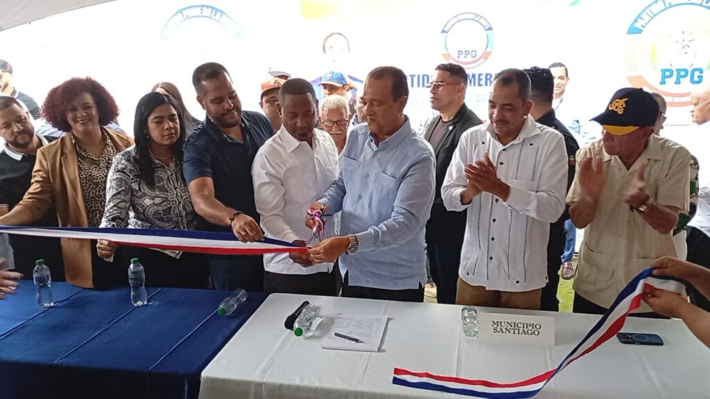 El senador Antonio Marte dejó formalmente
inaugurado el nuevo local del Partido Primero La Gente (PPG) en la ciudad de
Santiago, durante un acto que reunió a dirigentes y representantes de distintos
municipios de toda la provincia.